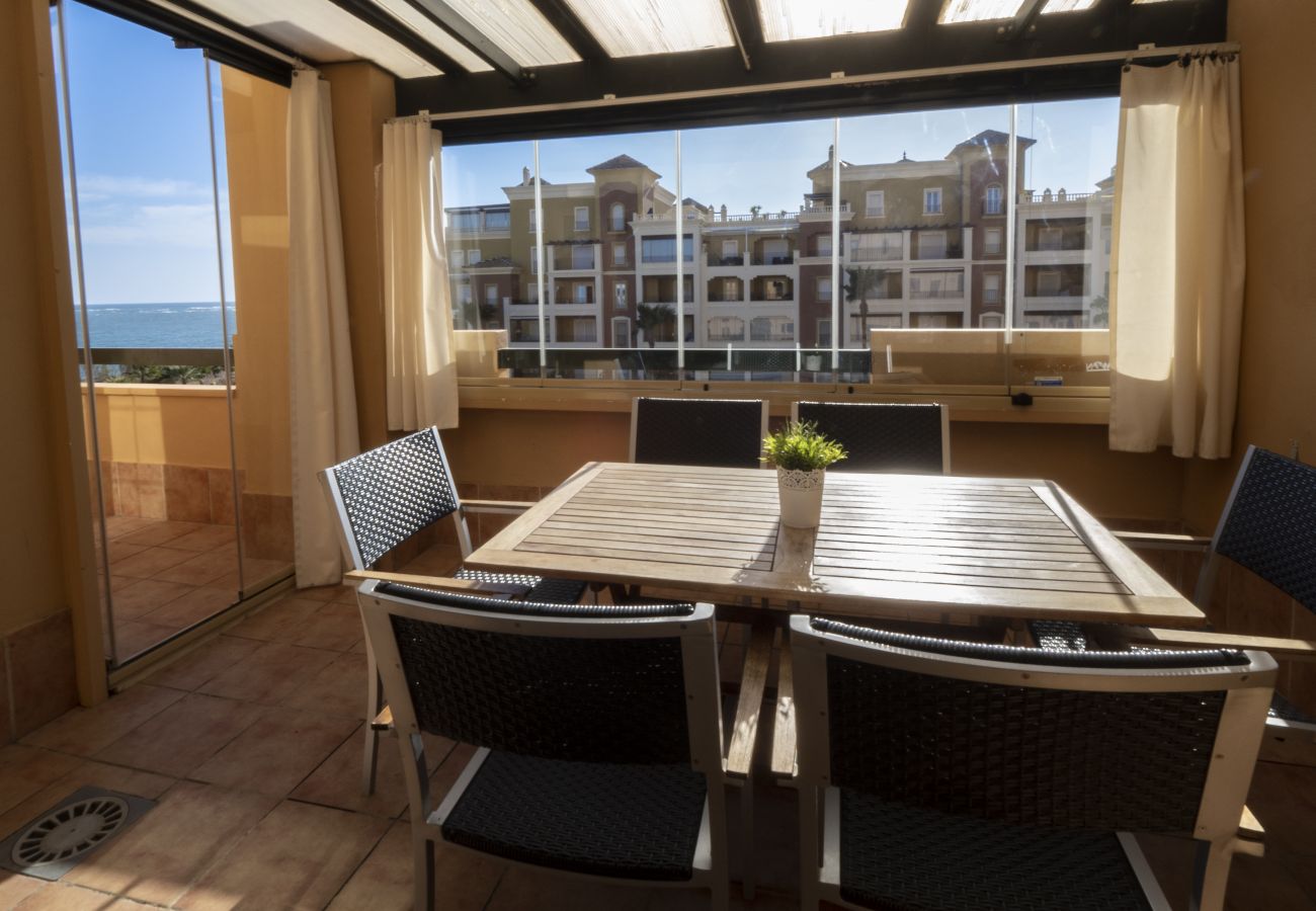 Overdækket terrasse med fremragende udsigt over Isla Canela-stranden for at tilbringe solrige vintereftermiddage.